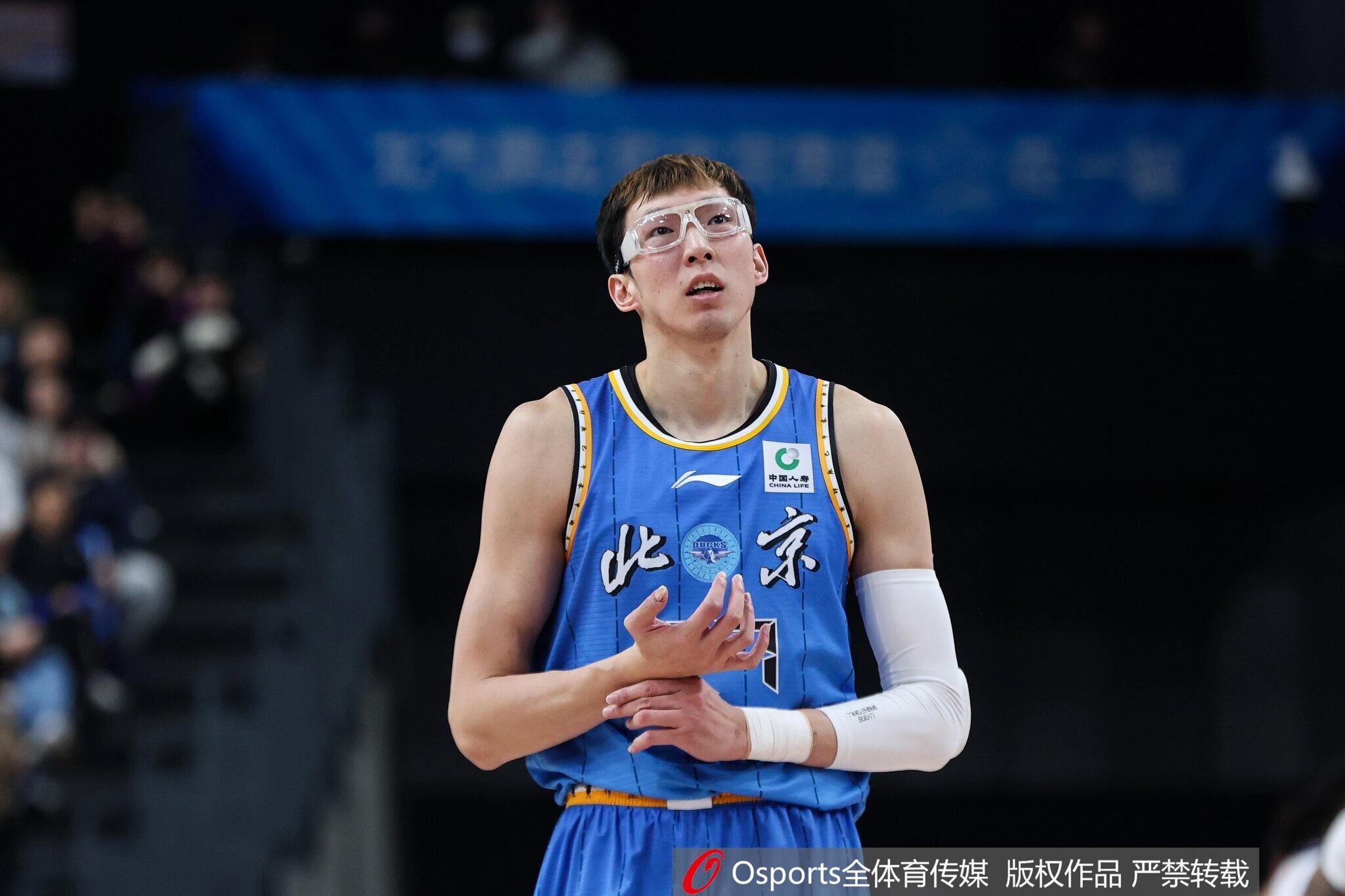 爱游戏在线登录-媒体人：周琦的天赋决定了他在CBA高薪 体质也决定了他当不了核心