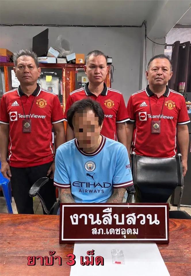 太阳报：泰国一名曼城球迷被捕，警方晒照穿曼联球衣和他合影